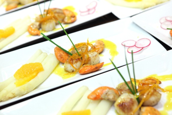 Scallops in orange butter sauce with candied citrus zest and white asparagus. Photo: Vincent Bourdon